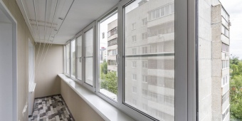 Обшивка балкона панелями с утеплением пенофолом, установкой натяжного потолка и сушилки.