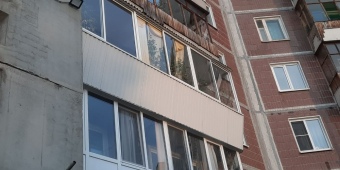 Балкон с холодным остеклением. Обшивка снаружи сайдингом и устройство кровли.
